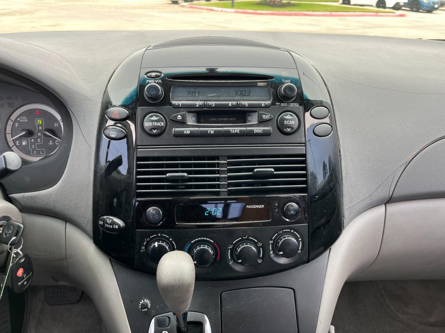 2005 SILVER /gray Toyota Sienna LE - 7 Passenger Seating (5TDZA23C75S) with an 3.3L V6 DOHC 24V engine, 5-Speed Automatic Overdrive transmission, located at 14700 Tomball Parkway 249, Houston, TX, 77086, (281) 444-2200, 29.928619, -95.504074 - Photo#16